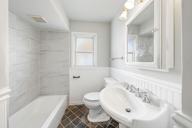 Building Photo - Large 3 Bedroom Apt