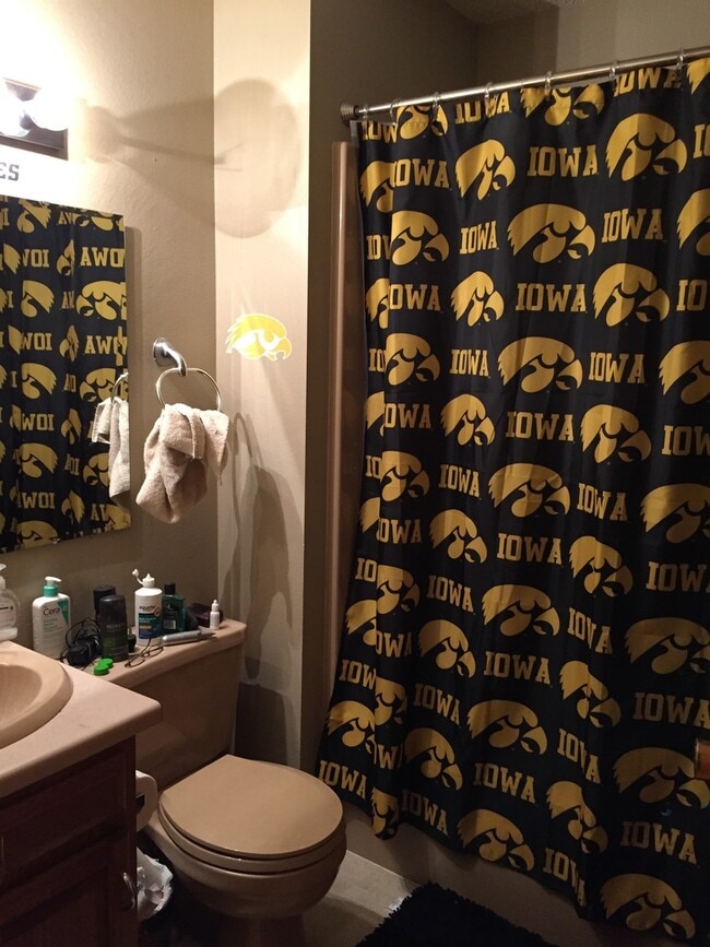 Building Photo - 5 bedroom house on the Westside - close to UIHC