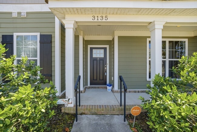 Building Photo - 3135 Patrick Henry Dr