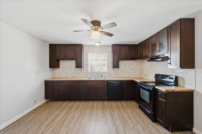 Building Photo - 2819 N Gladstone Ave