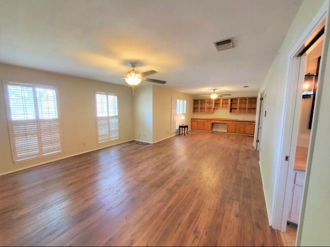 Building Photo - 21 Larkwood Ln