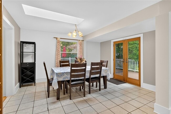 Building Photo - 204 Roat St