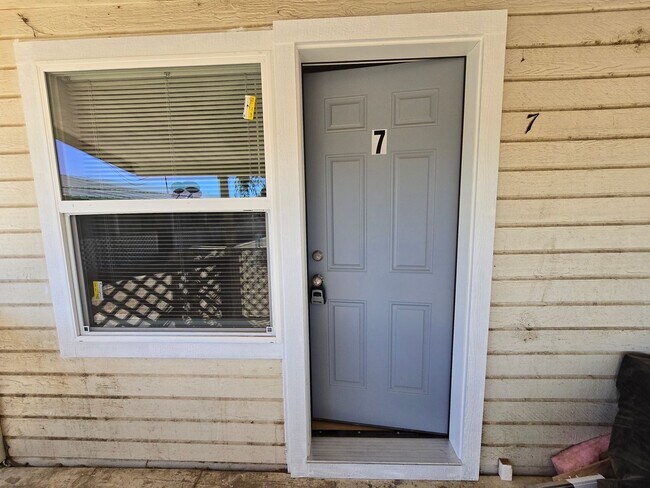 Building Photo - Freshly Remolded 2 Bedroom Apartment Move-...