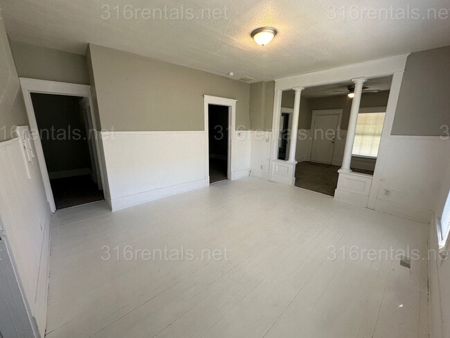 Building Photo - $1049 - 3 bedroom 1 bath - Single Family Home