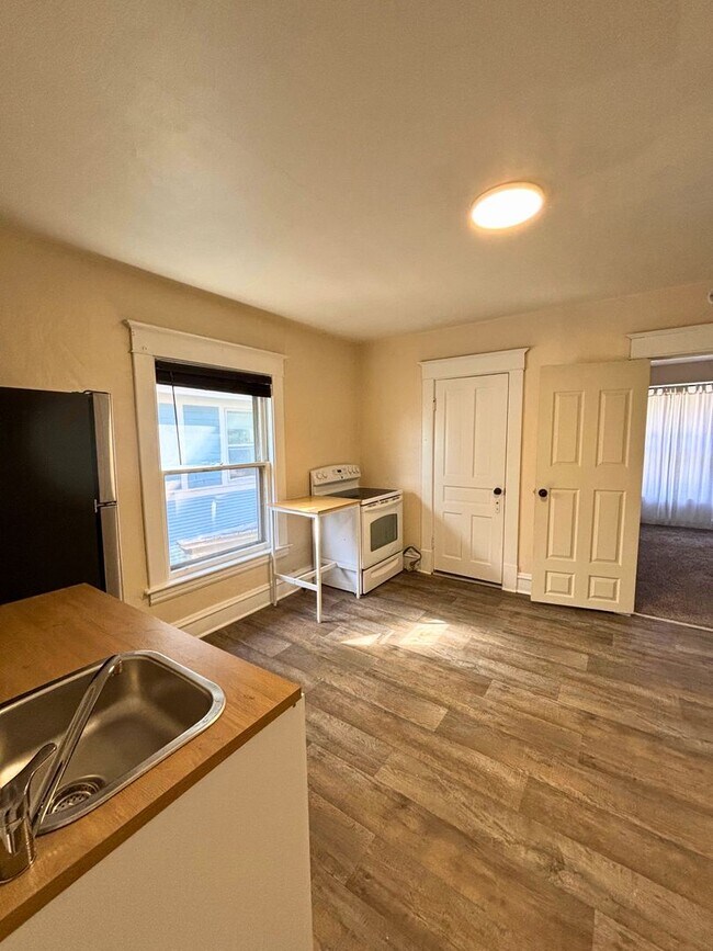 Building Photo - 216 Lafayette Ave NE