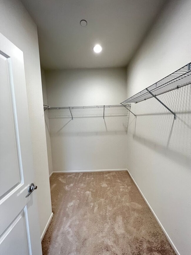Building Photo - Beautiful 2 Bedroom 2 Bath Townhome
