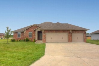 Building Photo - 4 Bedroom Home w/ 3-Car Garage