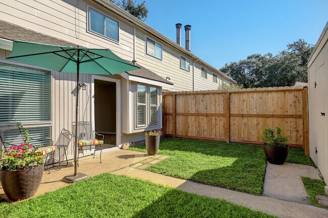 Building Photo - 7913 Ellinger Ln