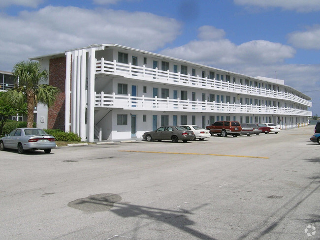 Poinsettia Clue Apartments - 5400 N Flagler Dr