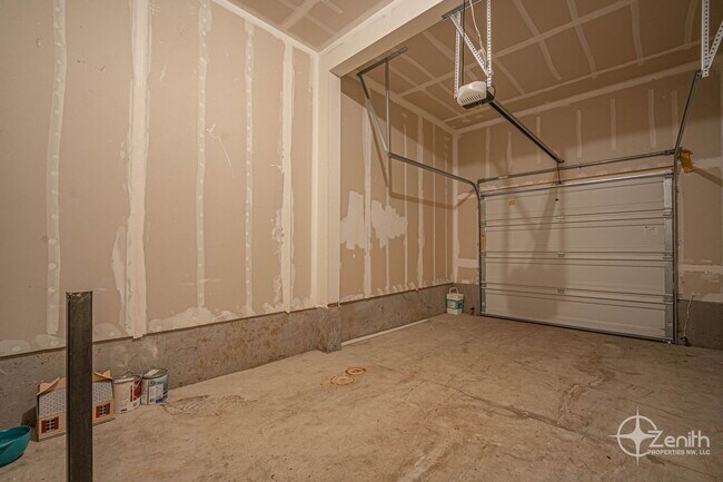 Building Photo - 1400 NE 85th Way