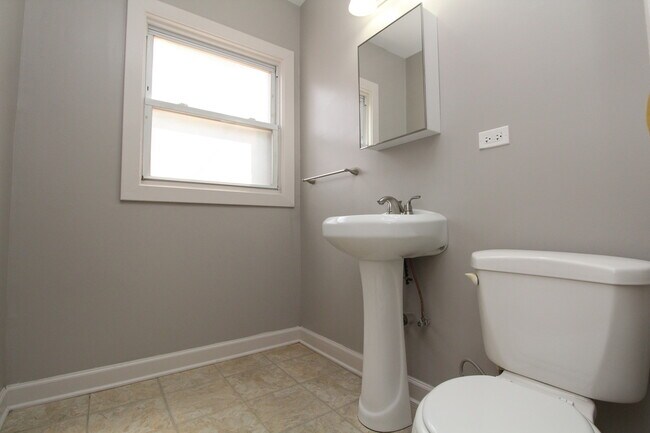 Building Photo - 1348 W Argyle St