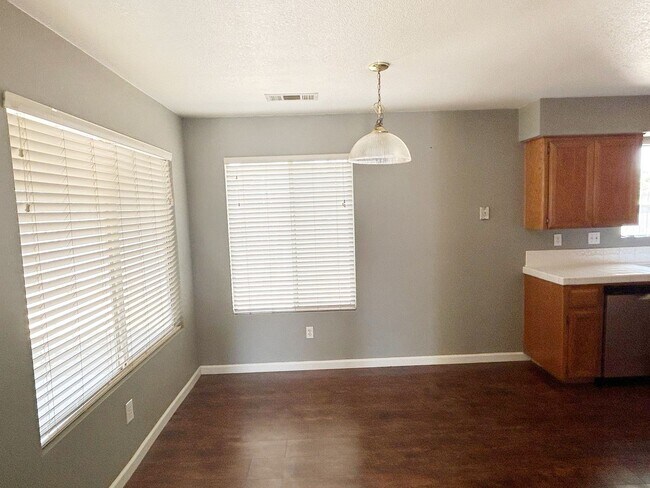 Building Photo - Fresh, clean and updated