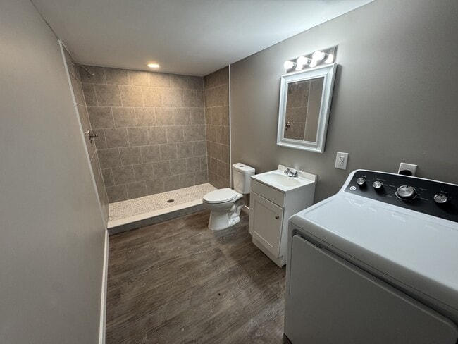 Building Photo - 5623 Ridgewood St