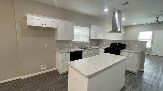 Building Photo - 4510 Mayflower St