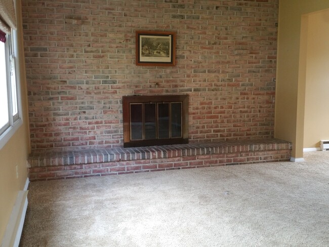 Building Photo - Spacious 3 Bedroom Townhome