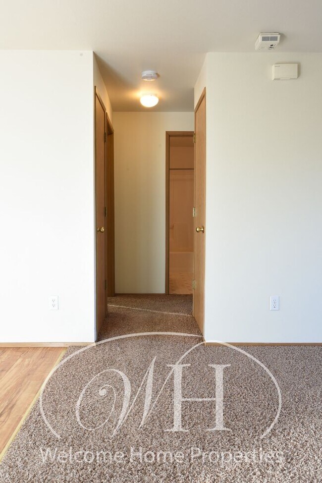 Building Photo - Fresh Clean Apartment Close to WWU