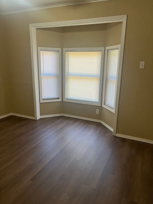 Building Photo - Convenient Jacksonville Location