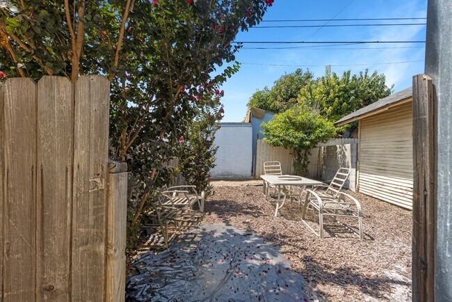 Building Photo - Updated 2BR Duplex in Angeles Mesa – Solar...