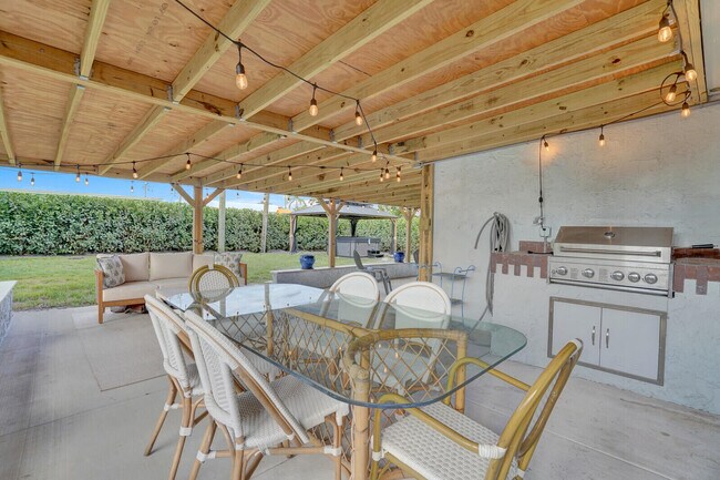 Building Photo - 727 Fernwood Dr