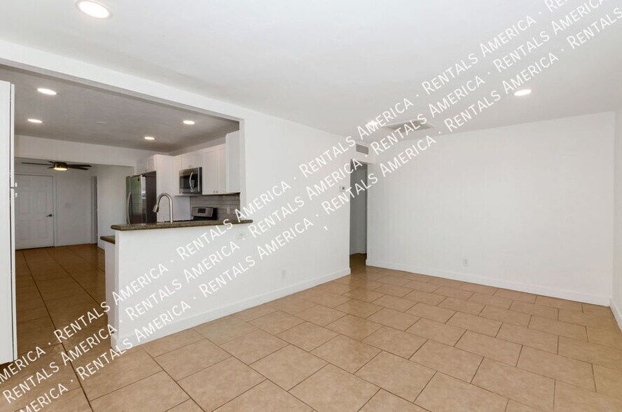 Building Photo - 525 E Linden St