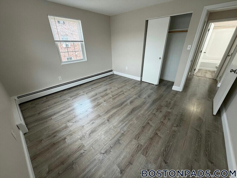 Building Photo - 71 Bernier St