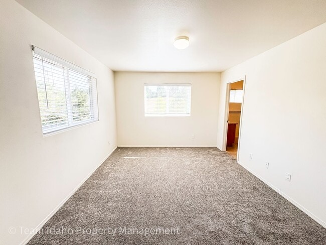 Building Photo - Beautiful 4 bedroom 3 bath townhouse w/att...