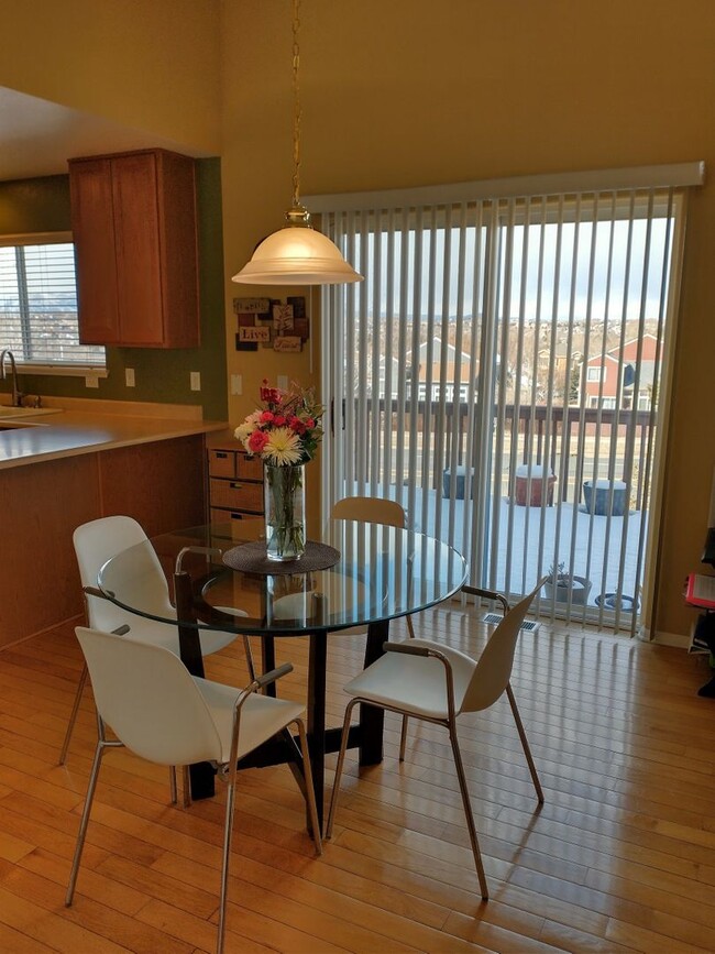 Building Photo - Beautiful 4 Bed 2.5 Bath + High Quality Up...