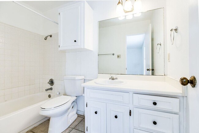 Building Photo - PAY NO SECURITY DEPOSIT! Beautiful Spaciou...
