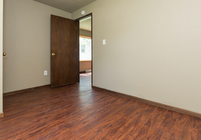 Building Photo - 2 Bedroom 1 Bath - Pyramid Properties!!