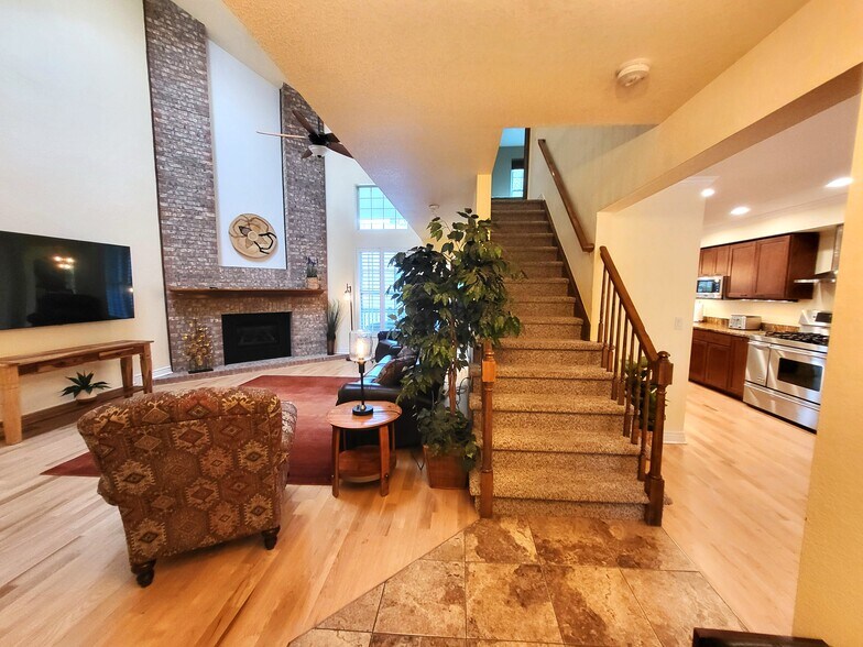 Living Room/Kitchen - 1518 E Nichols Cir