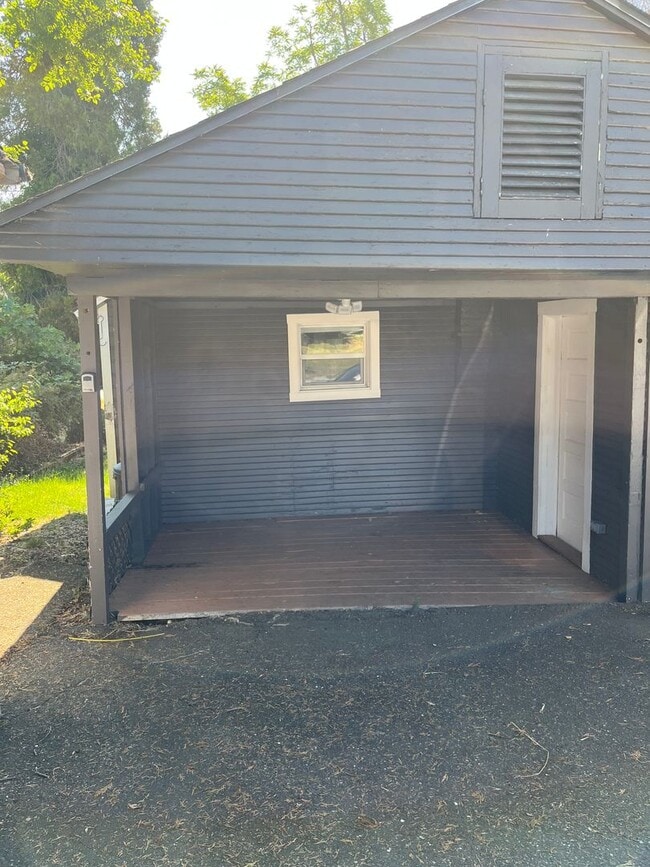 Building Photo - Cute and clean 2 Bedroom 1 Bathroom home in the heart of Roseburg.