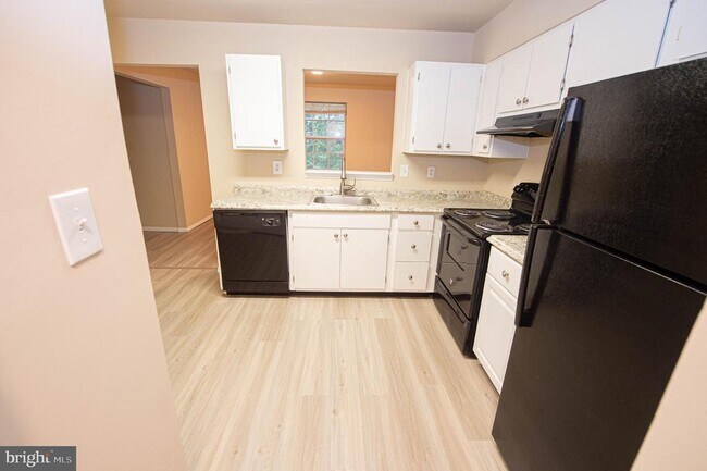 Building Photo - 800 College Ln