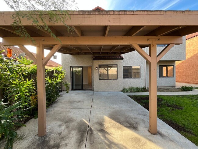 Building Photo - MOVE-IN READY 4+2.5 w/family room + large primary suite!