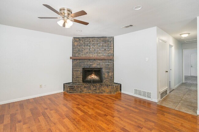 Building Photo - 502 W Cedar St