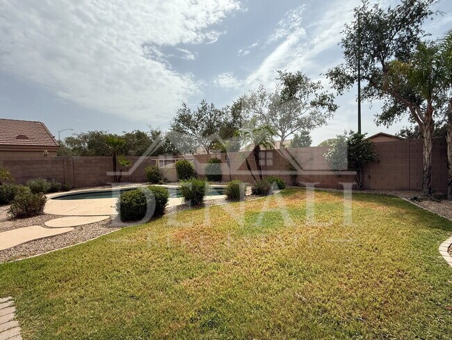 Building Photo - 805 S Esmeralda