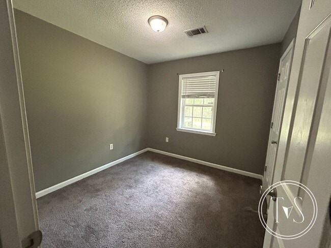 Building Photo - 982 White Cir