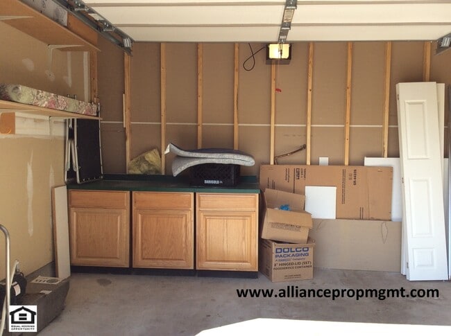 Building Photo - 3 Bedroom 2 Bath Condo Close to Hyalite Elementary