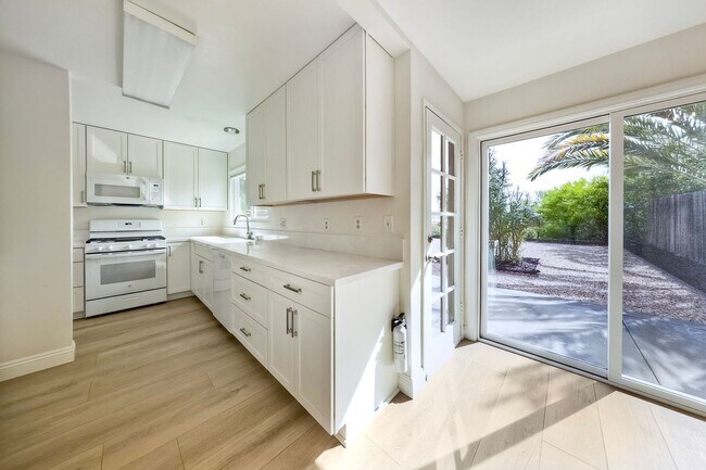 Building Photo - Charming 55+ Fully Remodeled 2 Br. 1 Ba. Duplex - Sunny Hills