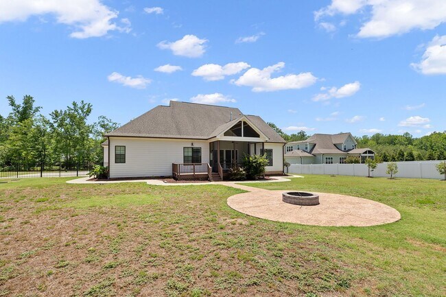 Building Photo - **Luxury 4/4 with Fenced in Yard**