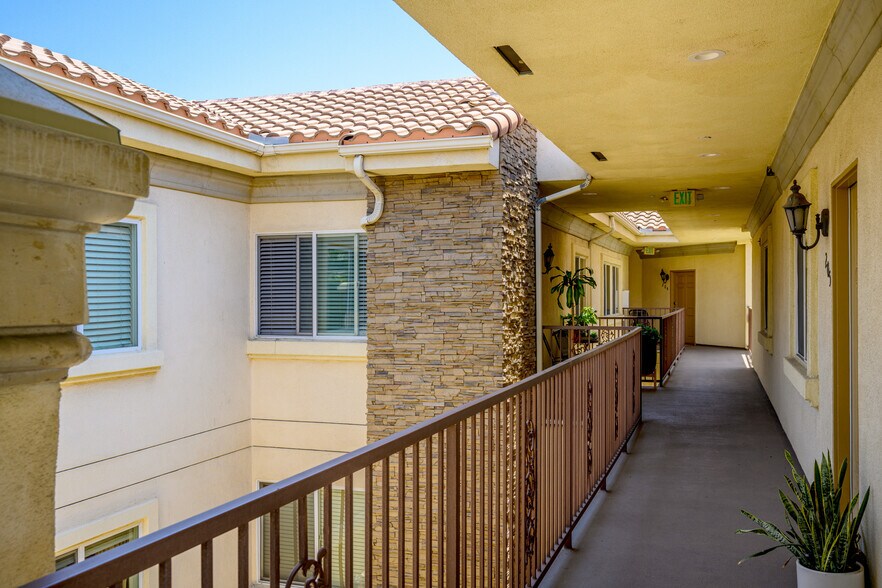 Building Photo - 540 E Angeleno Ave
