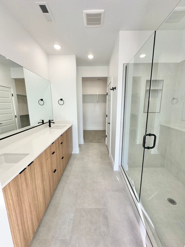 Building Photo - PET FRIENDLY!! HURRICANE TOWNHOME! END UNIT!