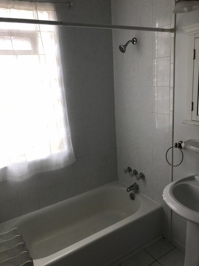 Building Photo - Minneapolis Duplex for Rent