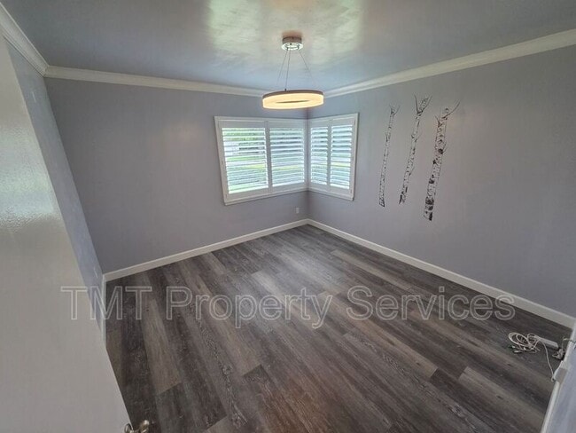 Building Photo - 9 W Robinhood Dr