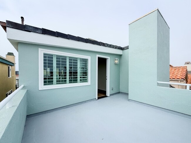 Building Photo - 3525 Sunset Ln