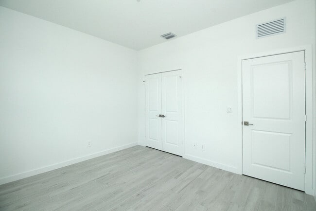 Building Photo - 5929 SE Sky Blue Cir