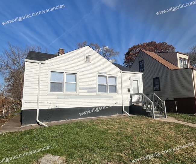 Building Photo - 3 Large Bedrooms (Oversized Master) • 1 Bathroom • Single-Family Home