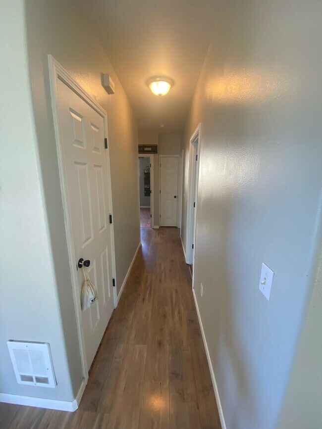 Building Photo - Single level home located in Redmond!  RV ...