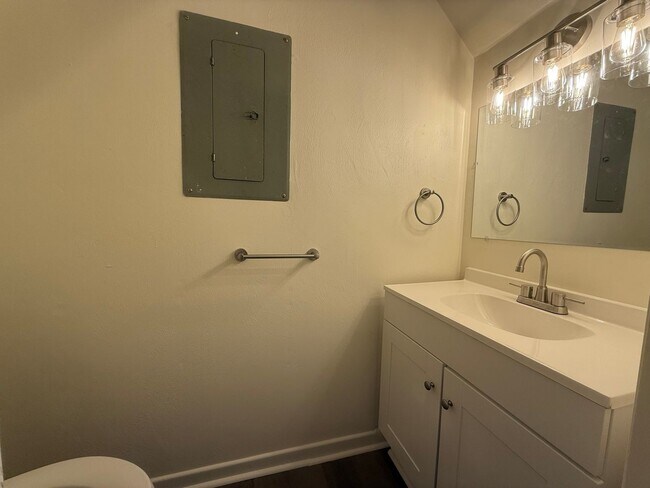 Building Photo - 2 Bedroom 1.5 Bath Apartment located in Jo...