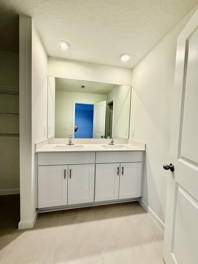 Building Photo - 586 Salisbury Cir