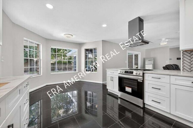 Building Photo - 614 Merioneth Dr NE